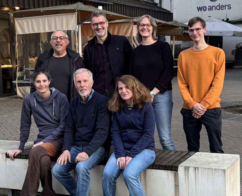 Von links nach rechts:
Vorne: Janine Bauer, Prof. Thomas Holland-Moritz, Eva Säger
Hinten: Jozeh Ramazani, Klaus Levermann, Andrea Blankenagel, Felix Schoof